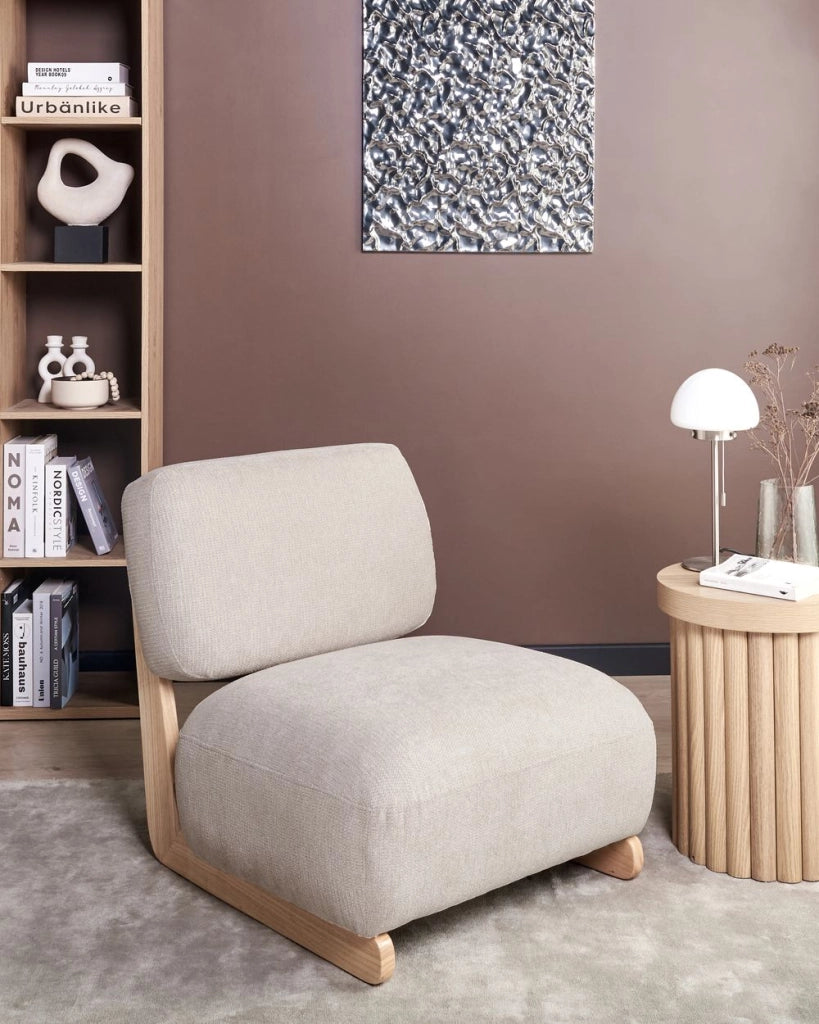 Poltrona Retro Senza Braccioli con Gambe in Legno Massello e Rivestimento in Tessuto Beige Chiaro in Stile Tradizionale per Soggiorno