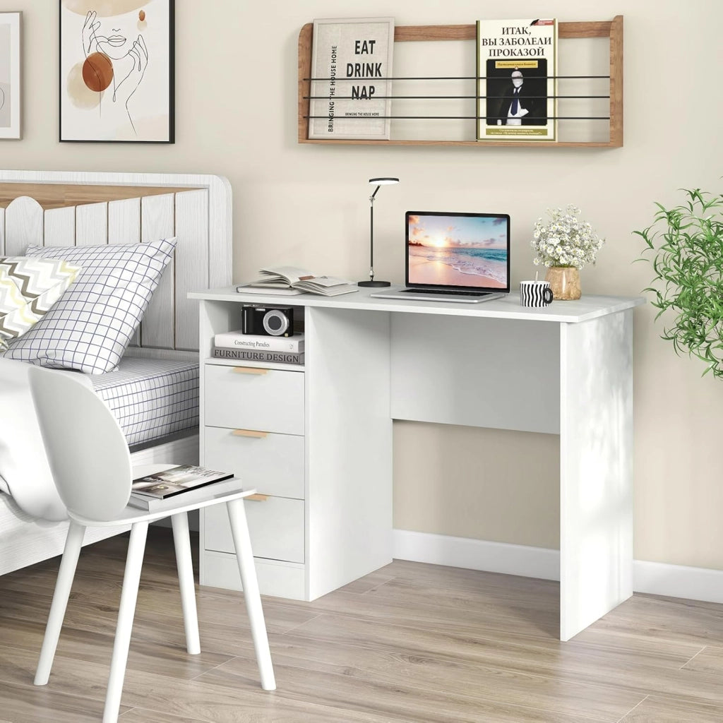 Scrivania con 3 Cassetti, Scrivania Bianco con Stazione di Ricarica e Mensola Aperta, Postazione da Lavoro PC per Camera da Letto, Studio e Ufficio, 108 x 48 x 76 cm