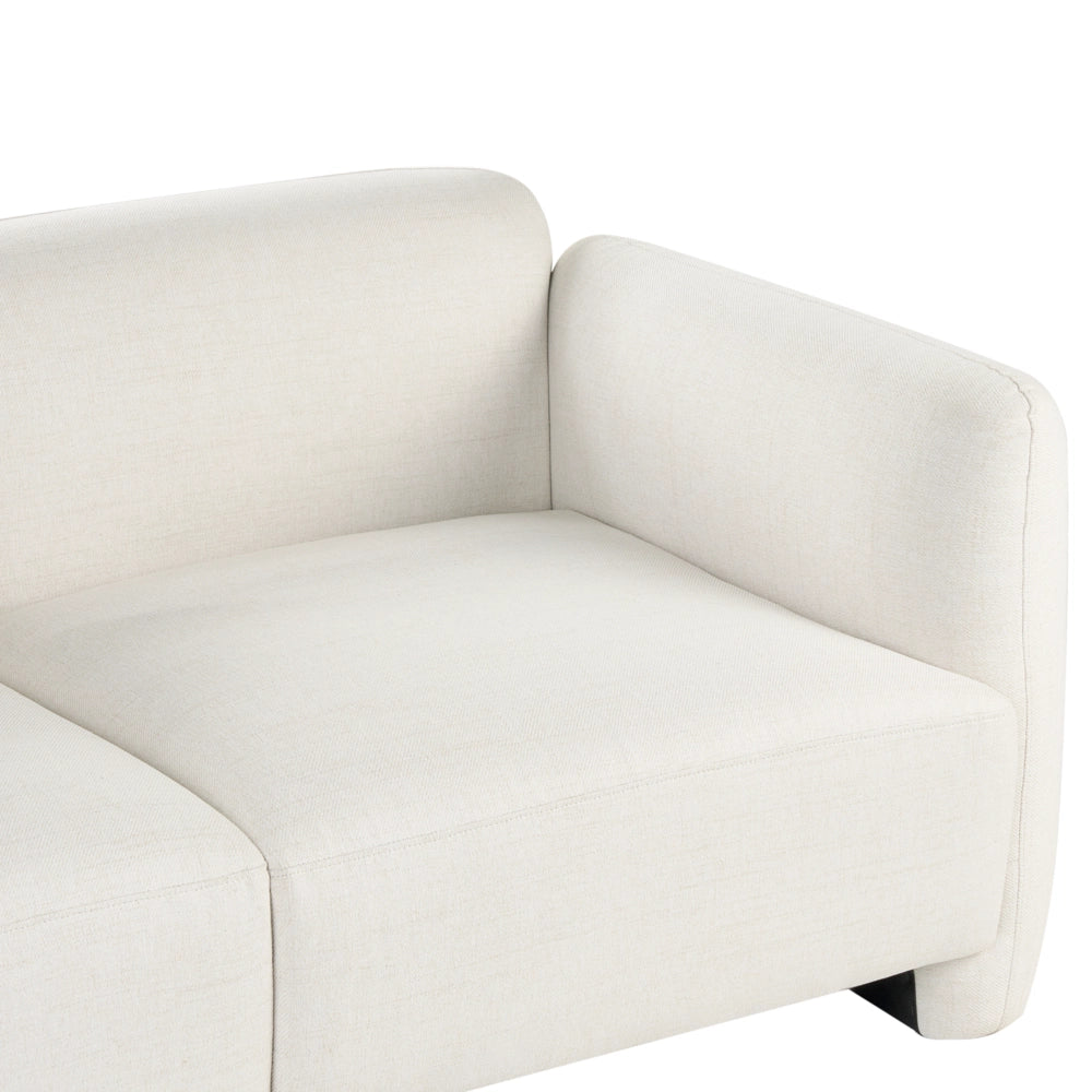 Divano imbottito minimalista a profilo ribassato a 3 posti con seduta profonda bianco sporco stile minimalista