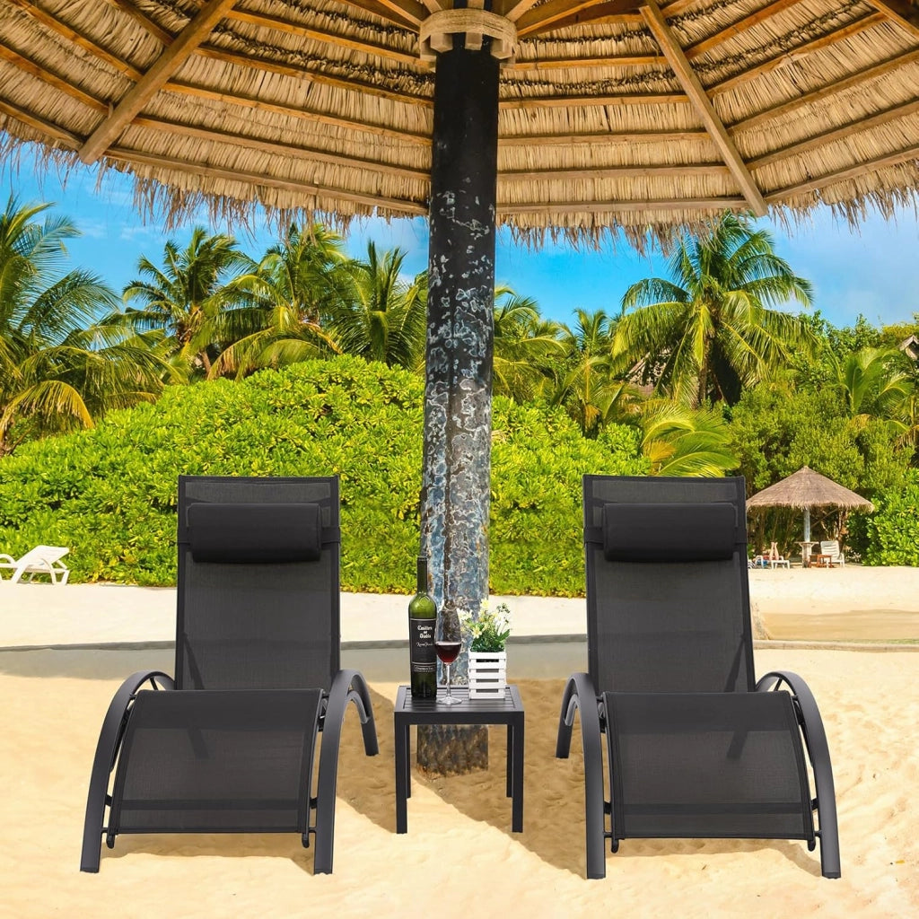 Set di 2 lettini prendisole in alluminio, Lettino da Giardino, con Tavolo e Cuscino Poggiatesta, Resistenti alle intemperie, Schienale regolabile in 5 posizioni, Adatto per giardini, piscine