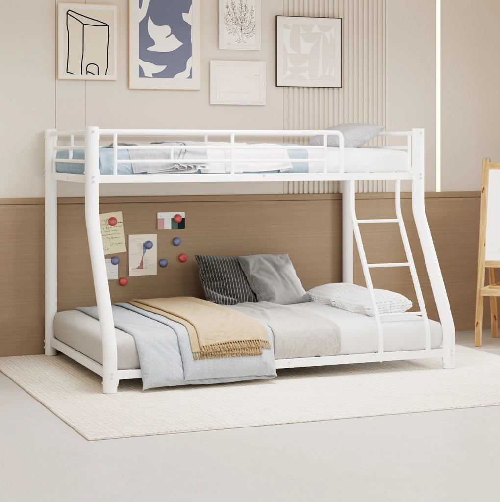 Letto a castello in ferro bianco 90x190 e 140x190 cm con scala e sponde