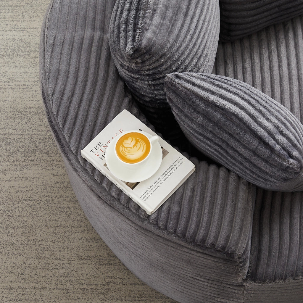 Poltrona lounge rotonda con 3 cuscini e braccioli larghi; design minimalista in velluto a coste grigio
