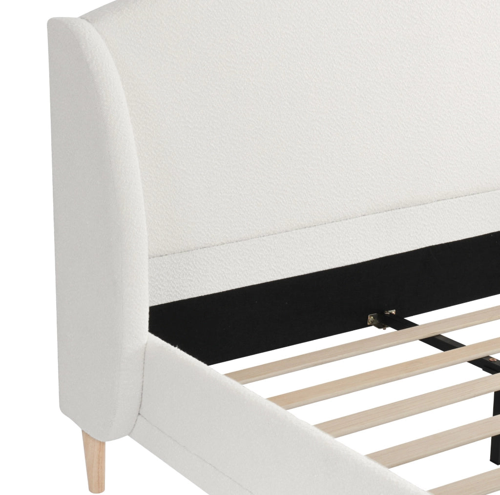 Letto matrimoniale 140x190 cm con testiera a orecchie; rivestimento bouclé bianco
