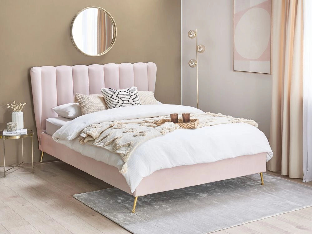 Letto in velluto rosa chiaro rivestito con gambe in metallo dorato UE Dimensioni doppie 140 x 200 cm con testata con porta USB Camera da letto moderna e glam.