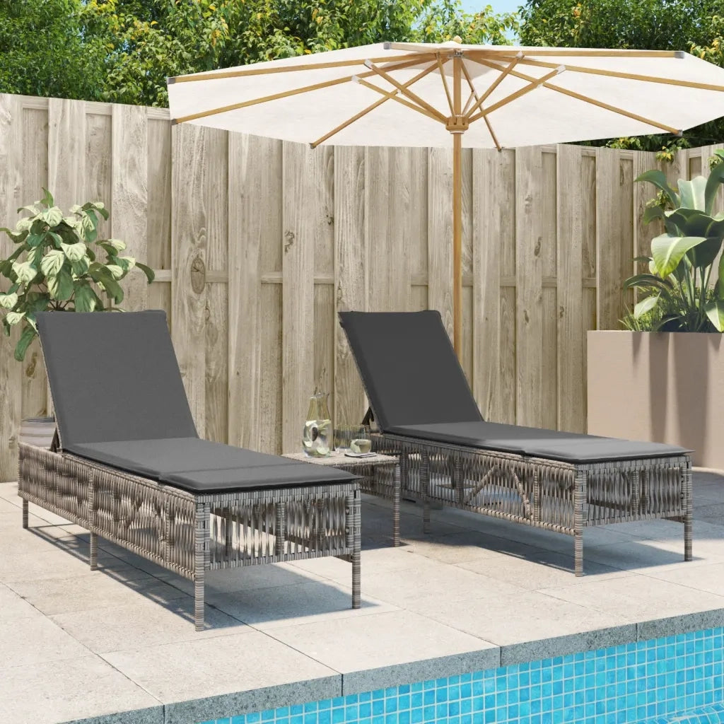 Lettini Prendisole 2 pz | Sdraio da giardino | Lettino da sole con Tavolino Grigio in Polyrattan