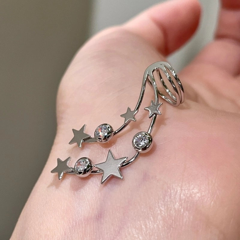 Orecchini a clip a forma di stella e luna con zirconi per donne senza lobi forati.