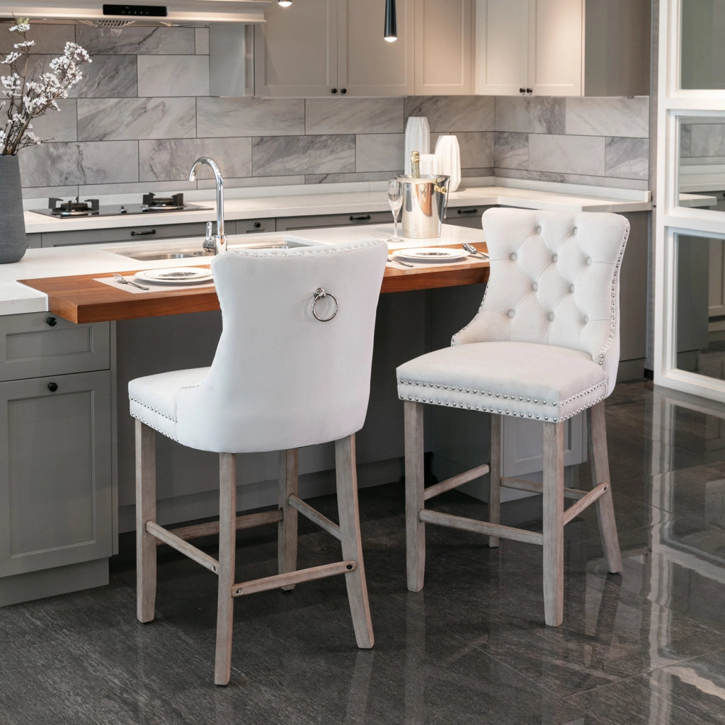 Set di 2 Sgabelli da Bar con Schienale Alto e Borchie Decorative; per Cucina e Sala da Pranzo; Velluto Beige