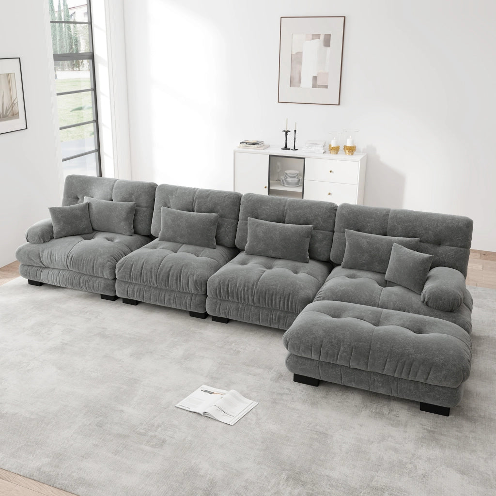 Divano angolare modulare 4 posti con ottomani mobili e cuscini decorativi effetto cloud in chenille grigio