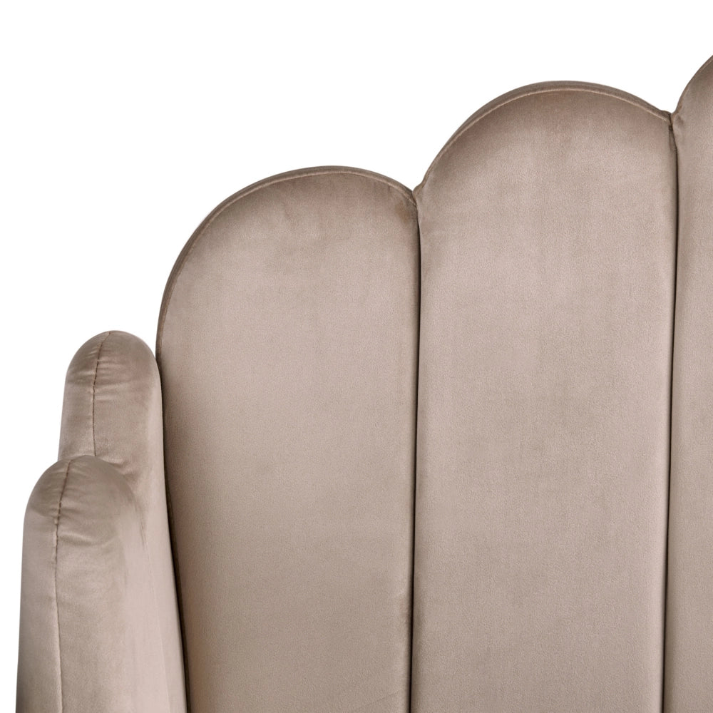 Letto matrimoniale in velluto tortora con testiera a conchiglia con gambe in metallo 160 x 200 cm retro capitonné