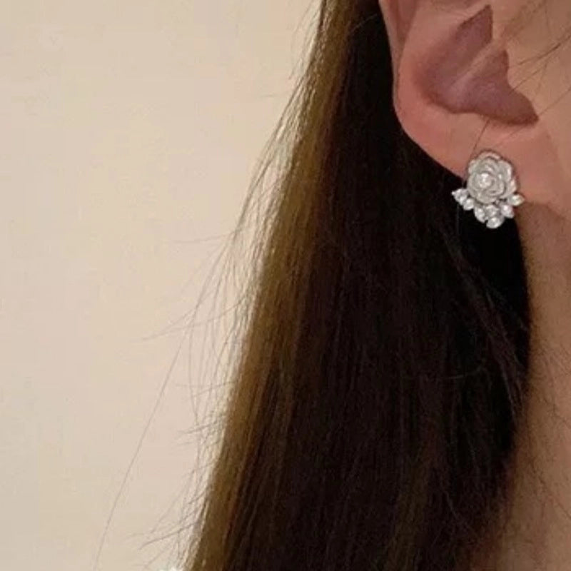 Squisiti mini orecchini a forma di camelia con zirconi, un tocco di lusso.