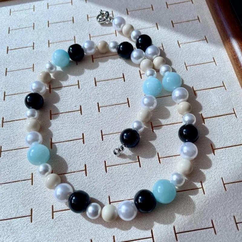 Collana fatta a mano con pietre naturali, perle blu e cristalli, regalo di Natale o di compleanno.
