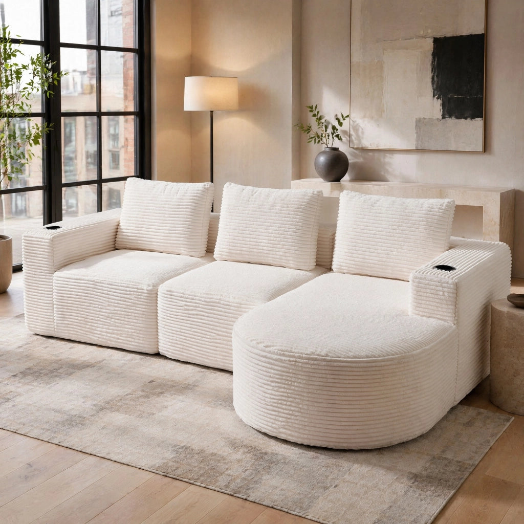 Divano beige in poliestere imbottito con 3 cuscini e 2 portabicchieri