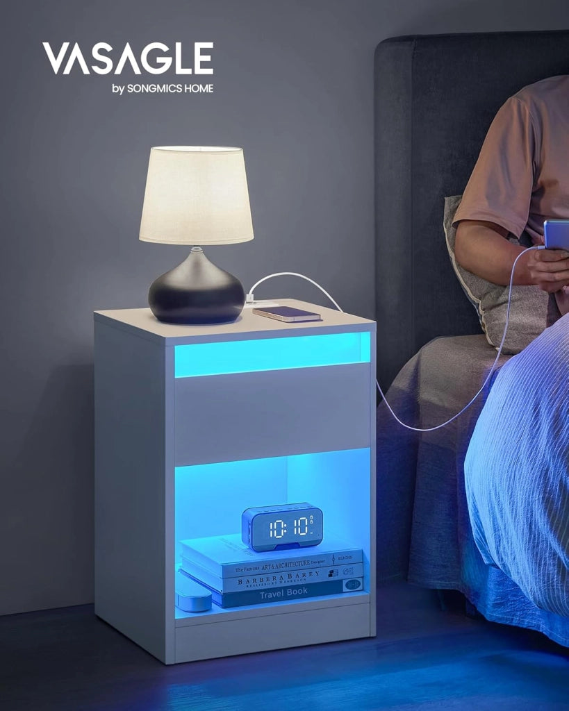 VASAGLE KAILYN Collezione - Comodino a LED con Stazione di Ricarica, Tavolino con Luci LED Regolabili, 2 Prese AC, 2 Porte USB, Moderno, per Camera da Letto Soggiorno, Bianco Nuvola LET618T15