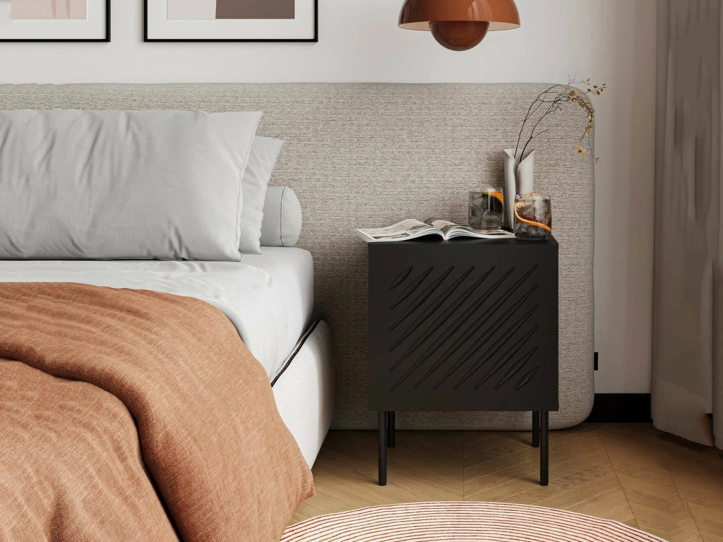 Set di 2 comodini Viano, Comò basso con cassetto e vano interno, Finitura effetto liscio con dettaglio geometrico, 45x42 h59 cm, Nero