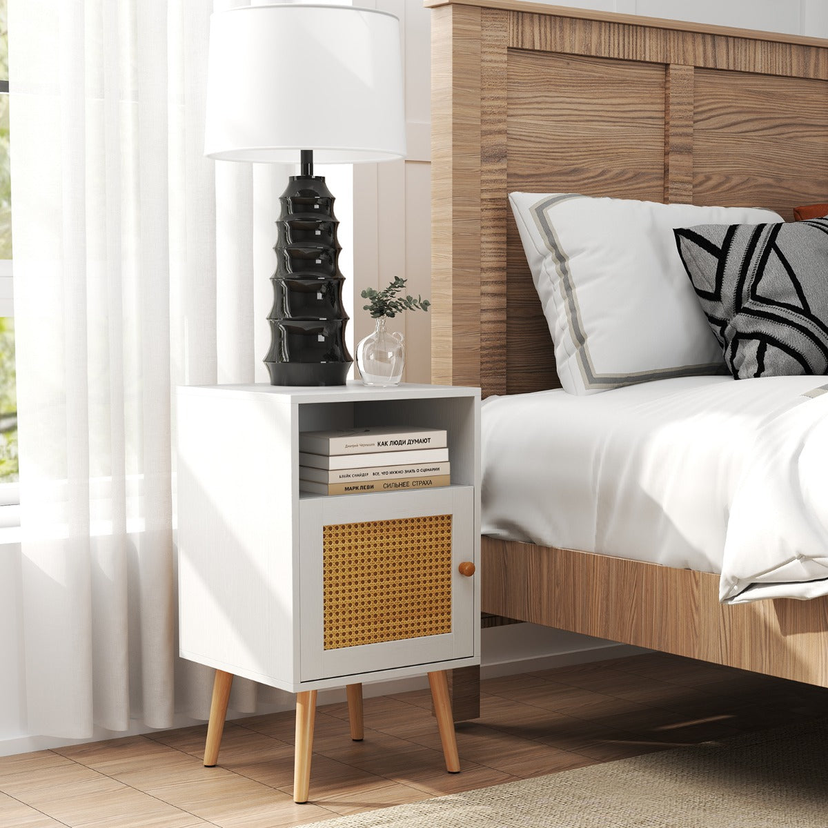 Set di 2 comodini in rattan con spazio di archiviazione, Tavolini con mensola aperta e porta decorata in rattan PE Bianco-Comodini