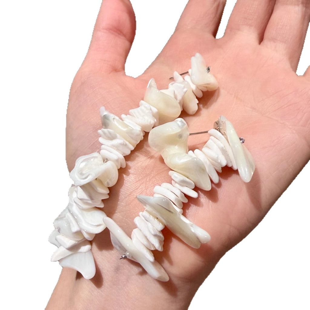 Orecchini asimmetrici a forma di conchiglia con perline