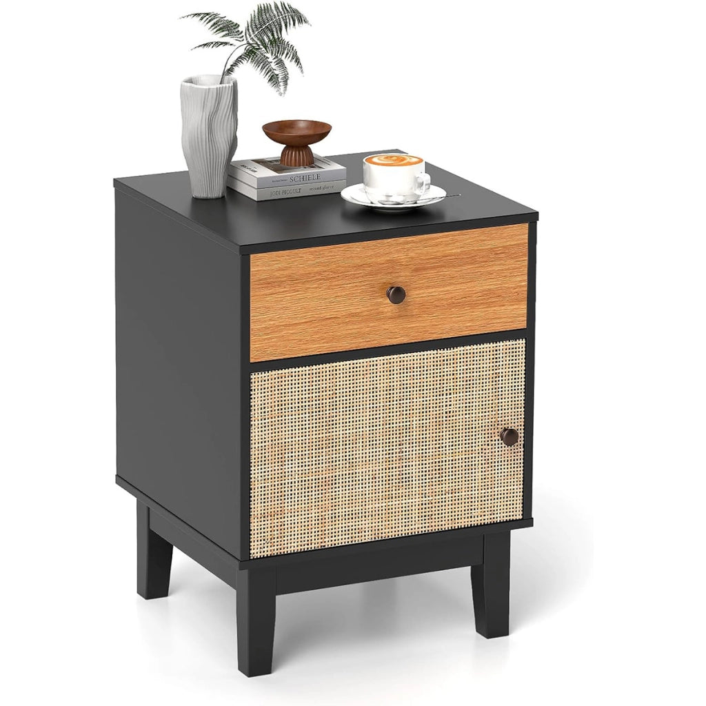 Comodino in rattan stile medievale con cassetto e armadietto, Tavolino boho con gambe in legno Nero + Marrone-Comodini