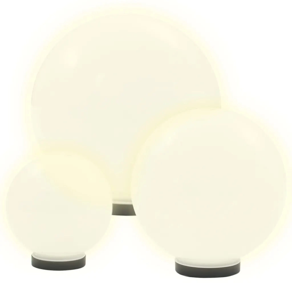 Set di 6 lampade decorative sferiche a LED 20 x 30 x 40 cm per creare un'atmosfera accogliente in giardino realizzate in PMMA bianco. Codice articolo: 02_0046386.
