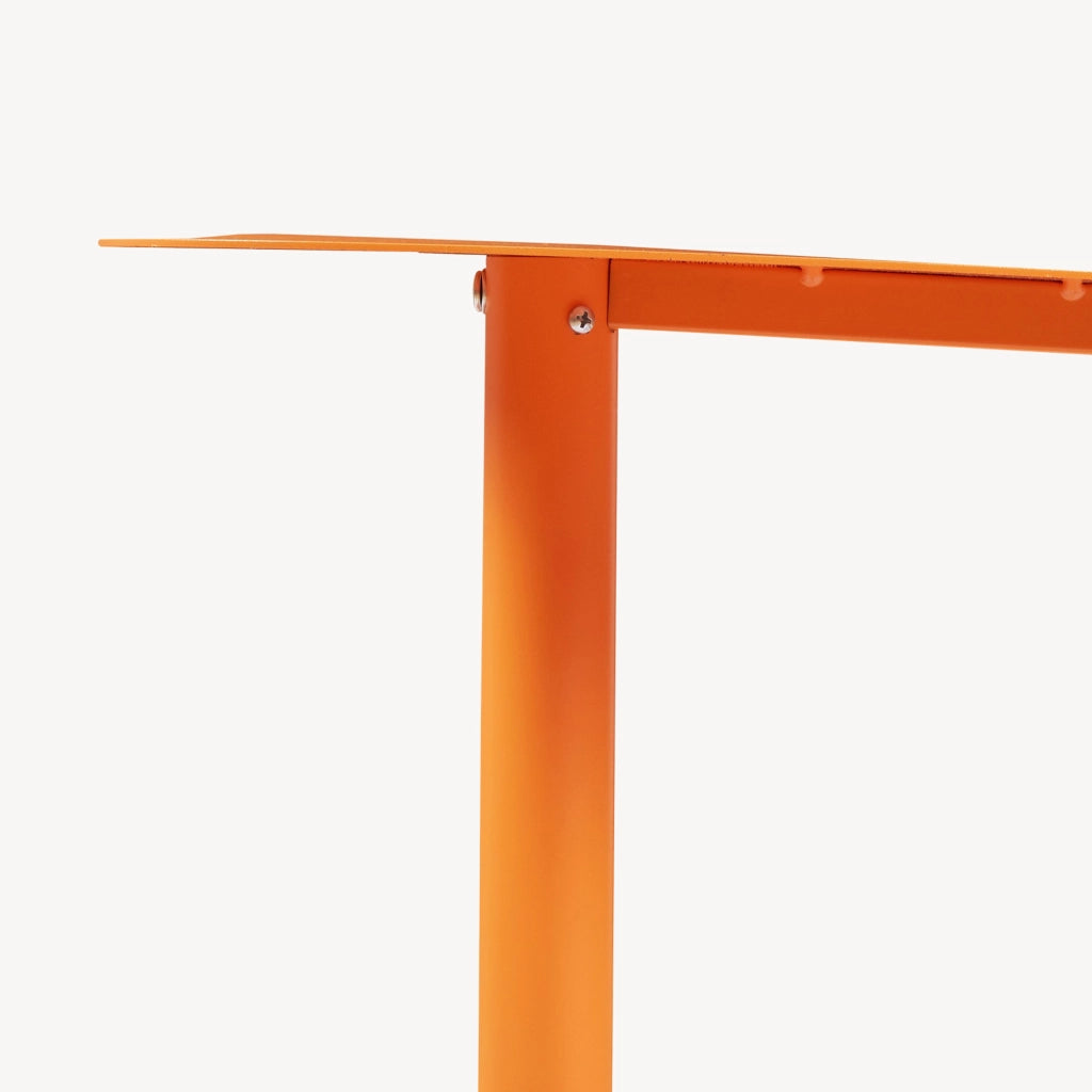 Tavolino Laterale Nastätten in Metallo con Piano di Appoggio Trapezoidale - Arancione [en.casa]