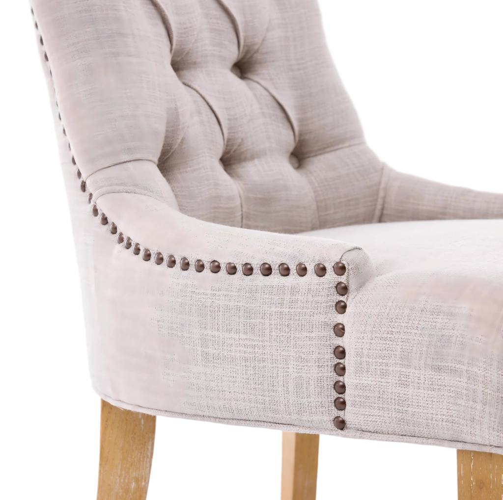 Set di 2 sedie da pranzo imbottite in tessuto con gambe in rovere e borchie decorative
