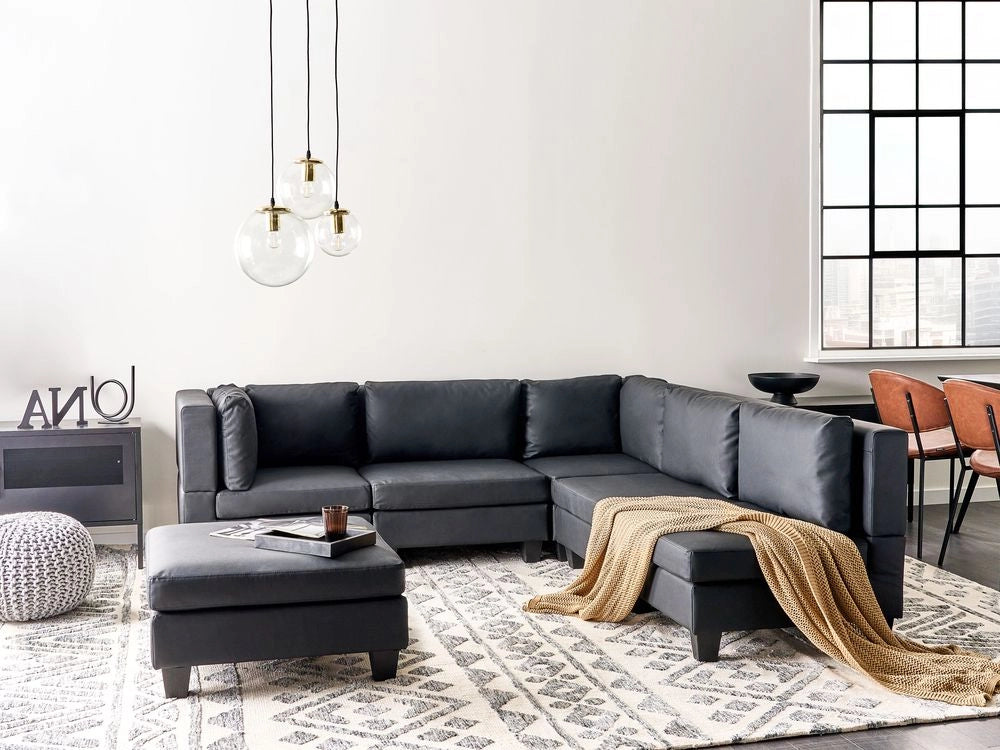 Divano componibile a 5 posti imbottito lato sinistro in tessuto nero con gambe nere e pouf stile moderno