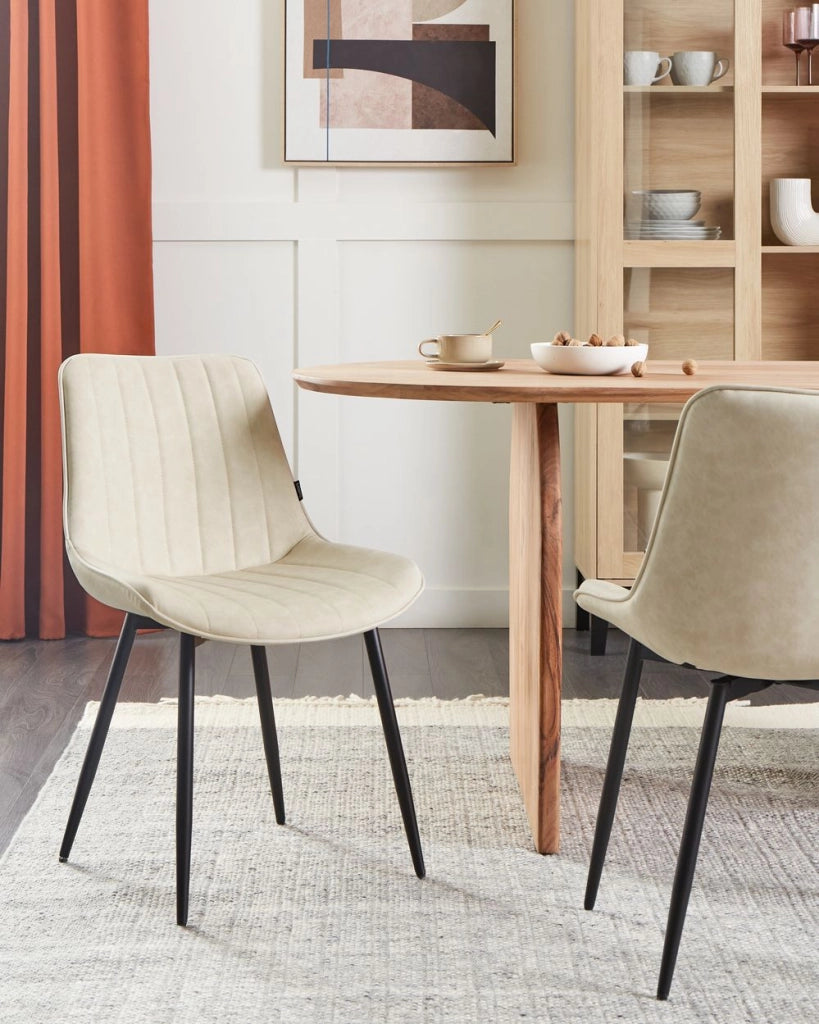 Set di 2 sedie da pranzo in ecopelle beige chiaro con gambe in acciaio nero senza braccioli set da pranzo salotto soggiorno moderno