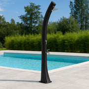 STARMATRIX Doccia Solare Nera in Polietilene HD Struttura Curva Altezza 226 cm Serbatoio 40 Litri Accessori in Ottone Modello Rioxxl Black