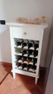 Mobiletto con porta bottiglie in legno Shabby chic bianco con pomello Margherita argento anticato