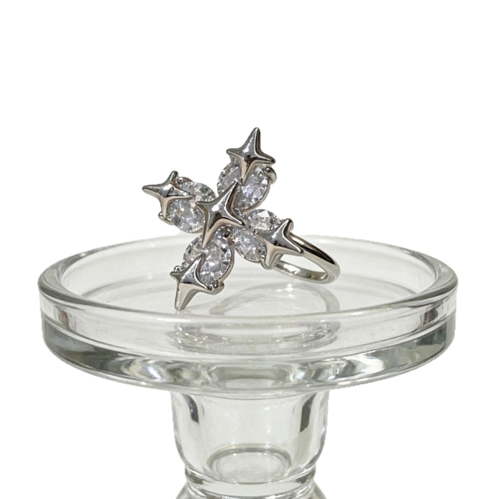 Orecchini a clip con croce a forma di fiore e stella in zirconi, adatti anche a orecchie non forate.