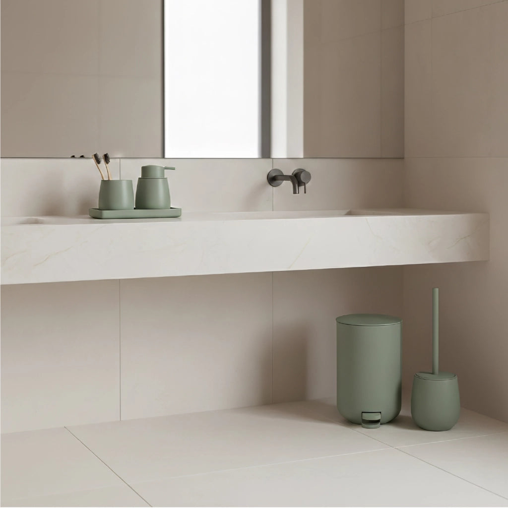 Set Accessori Bagno 6 Pezzi in ABS Completo Pattumiera con Pedale, Scopino WC, Dispenser Sapone, Porta Spazzolini, Bicchiere e Vassoio Antiscivolo Design Moderno e Resistente Salvia