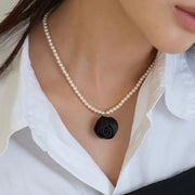 Collana fatta a mano con rose bianche e nere e perle, regalo di Natale per donna, regalo di compleanno
