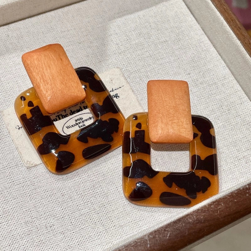 Orecchini quadrati Maillard con stampa leopardata retr¨°: moderni, unici, eleganti e di alta gamma.