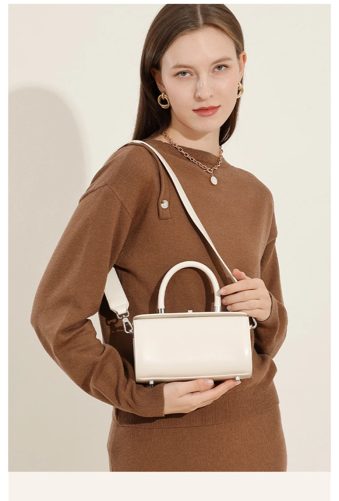 Borsa a tracolla da donna in vera pelle, semplice ed elegante, colore bianco.