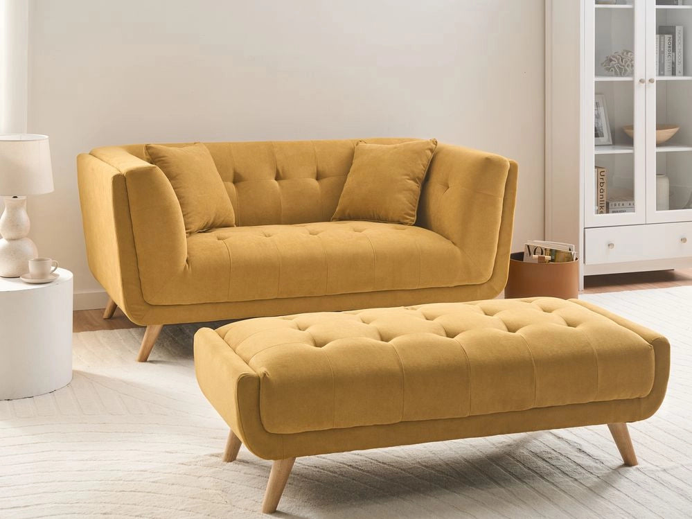Divano a due posti in tessuto con poggiapiedi cuscini decorativi e gambe in legno trapuntatura decorativa stile retrò senape