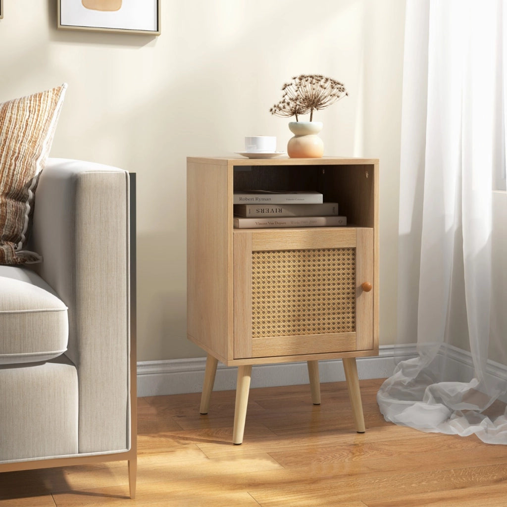 Set di 2 comodini in rattan con spazio di archiviazione, Tavolini con mensola aperta e porta decorata in rattan PE Naturale-Comodini