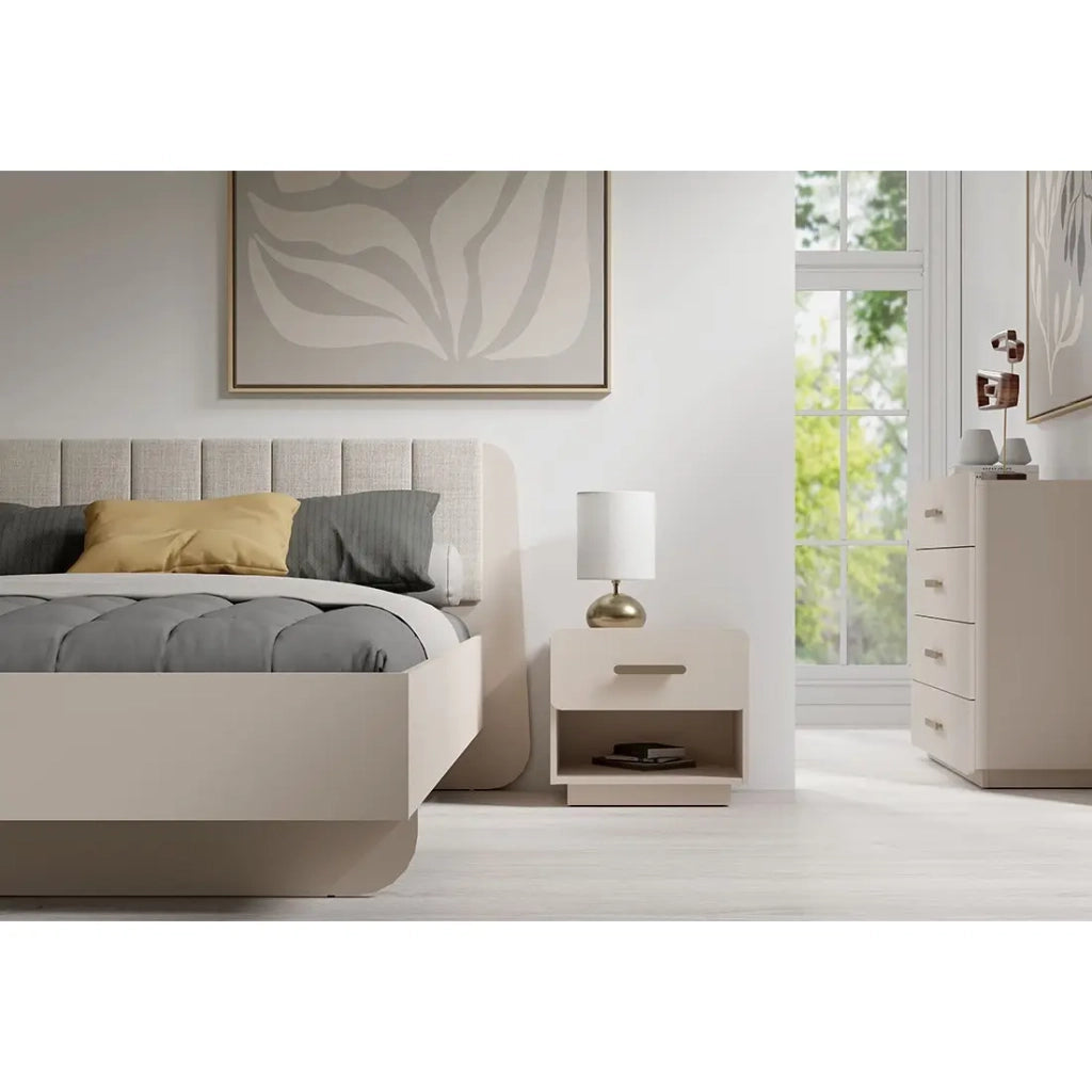 Set di 2 comodini AMALIE – 2 cassetti – Colore beige – Maniglie dorate – Design arrotondato