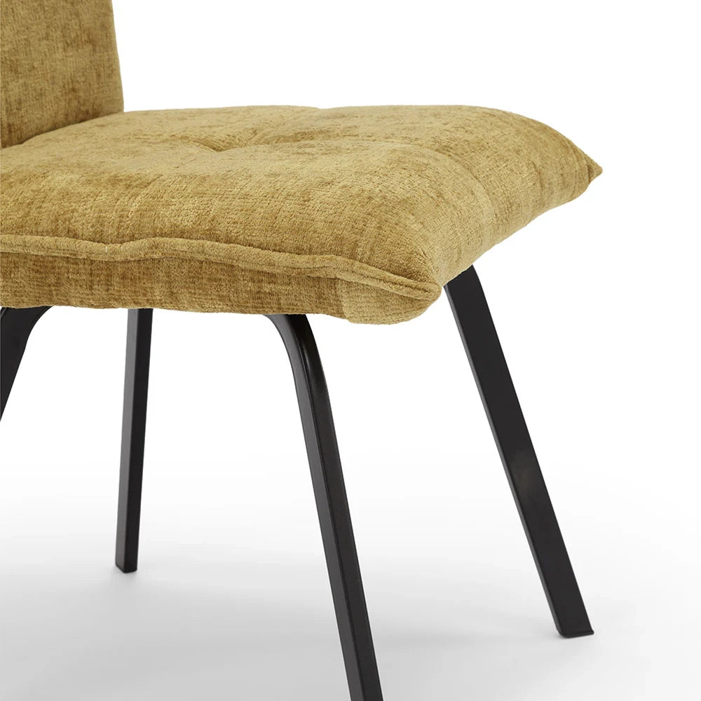 Sedia imbottita per sala da pranzo LETIZIA, design moderno, gambe robuste in metallo, rivestimento in tessuto spesso e idrorepellente effetto tridimensionale colore Senape
