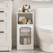 Mobile bagno basso bianco con ante a lamelle e vani portaoggetti