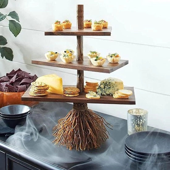 Servizio per Cupcake a 3 Livelli in Legno per Cucina e Casetta Rurale con Decorazione a Livelli e Tavolo da Pranzo Lungo