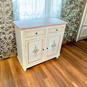 Credenza napoletana in legno bianco anticato decorata filo rosa