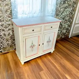 Credenza napoletana in legno bianco anticato decorata filo rosa