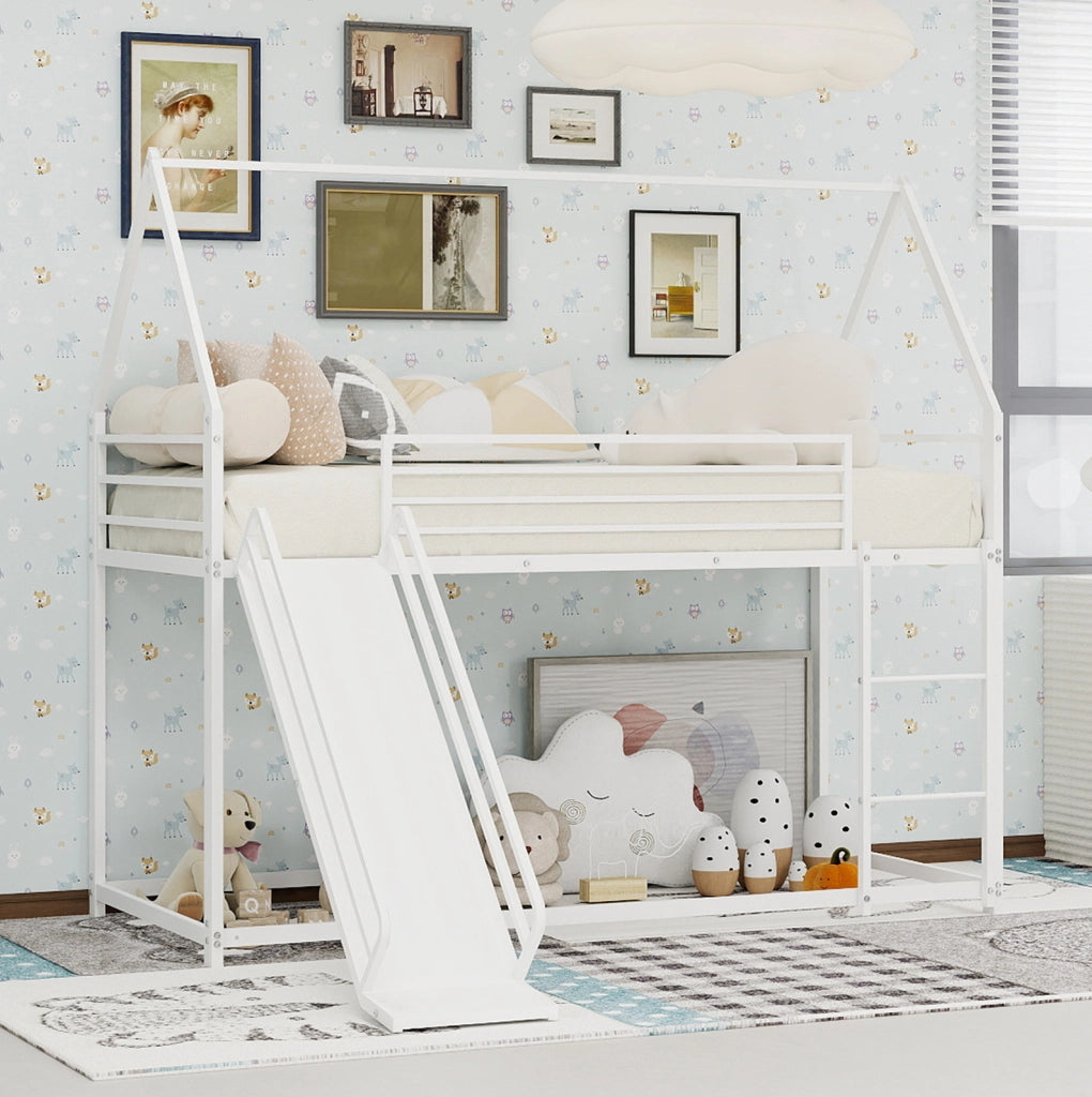 Letto a castello in metallo bianco con scivolo e design casetta