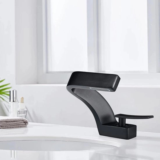 Wastafelkraan per bagno con design moderno in nero per ambienti di stile