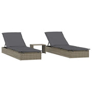 Set di 2 lettini prendisole con tavolino in resina intrecciata grigia 02_0012982