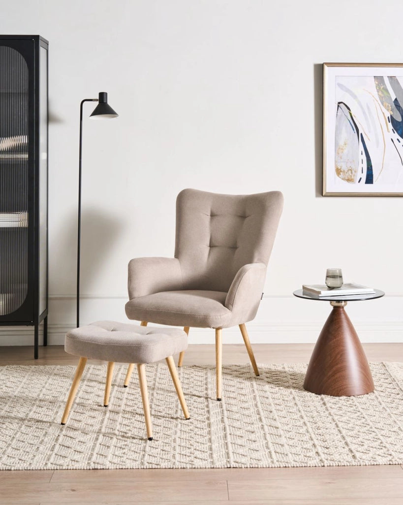 Poltrona rivestita in tessuto beige chiaro con poggiapiedi in stile retrò