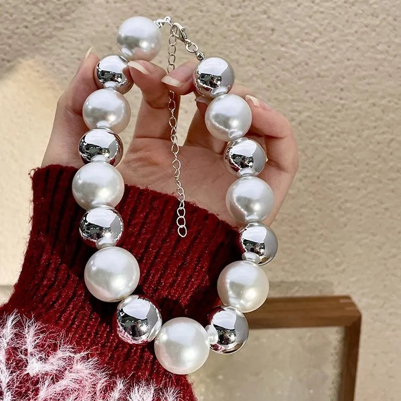 Collana fatta a mano con grandi perle e sfere d'argento, regalo di Natale o di compleanno.