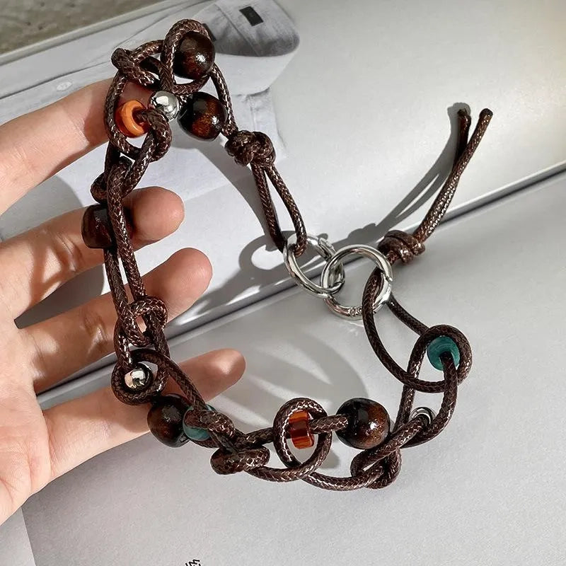 Collana fatta a mano con perline di legno marrone: cordino in pelle regolabile