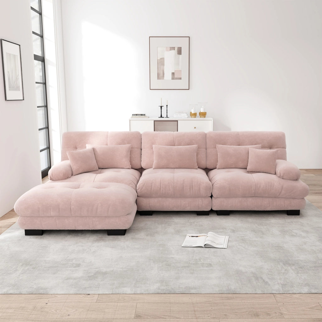Divano angolare modulare con seduta profonda e pouf movibili con cuscini lombari effetto nuvola in chenille rosa