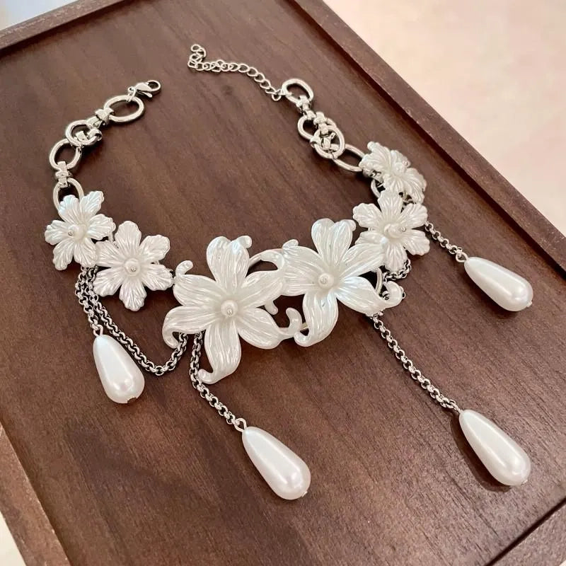 Collana con nappina a forma di fiore bianco: gioiello fatto a mano con perle