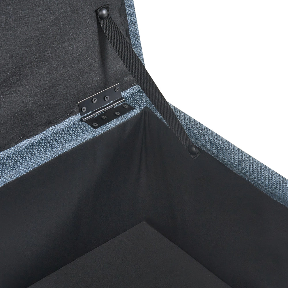 Pouf contenitore in tessuto blu con finitura idrorepellente. Poggiapiedi imbottito con contenitore e seduta per ingresso.